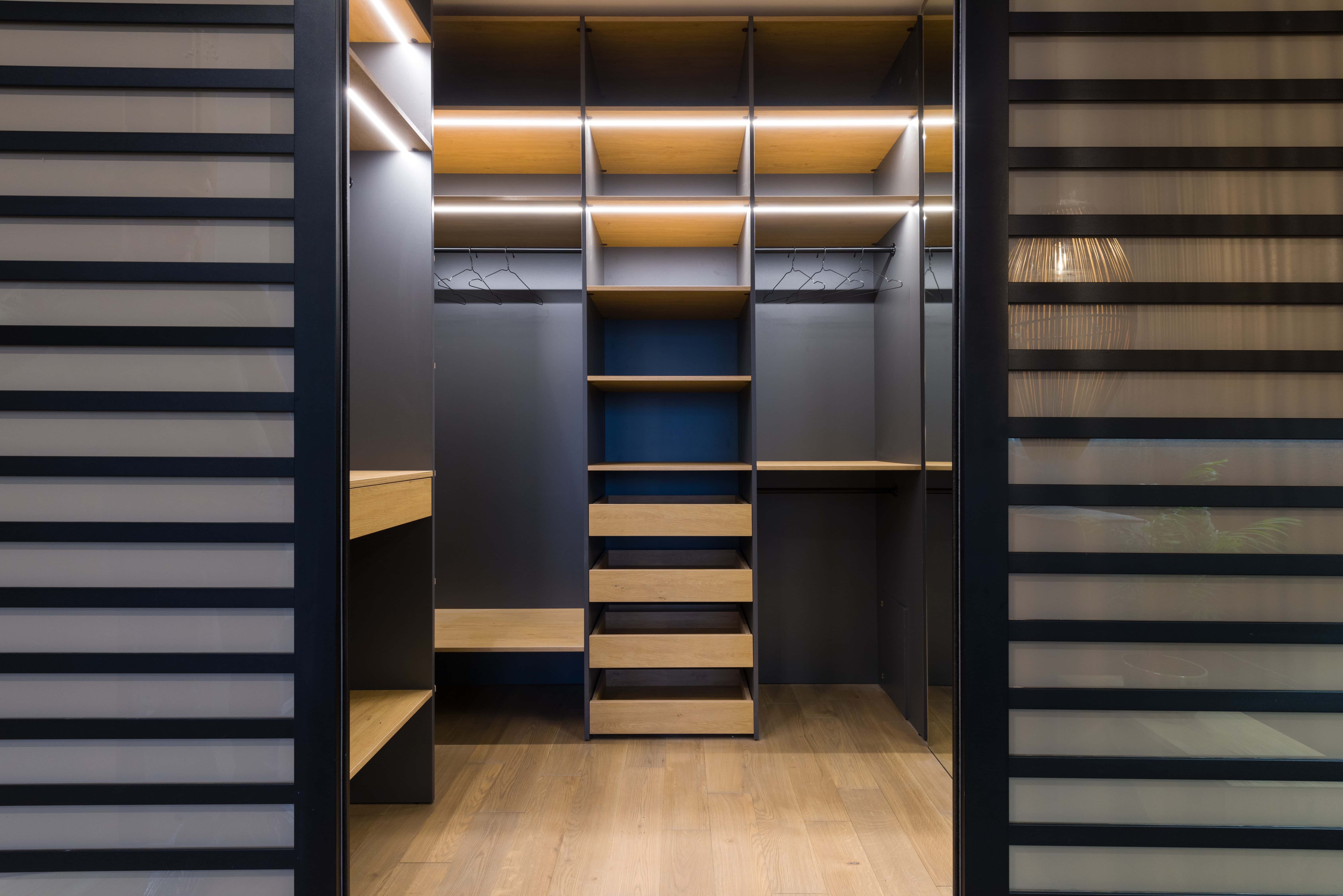 Moderner Kleiderschrank