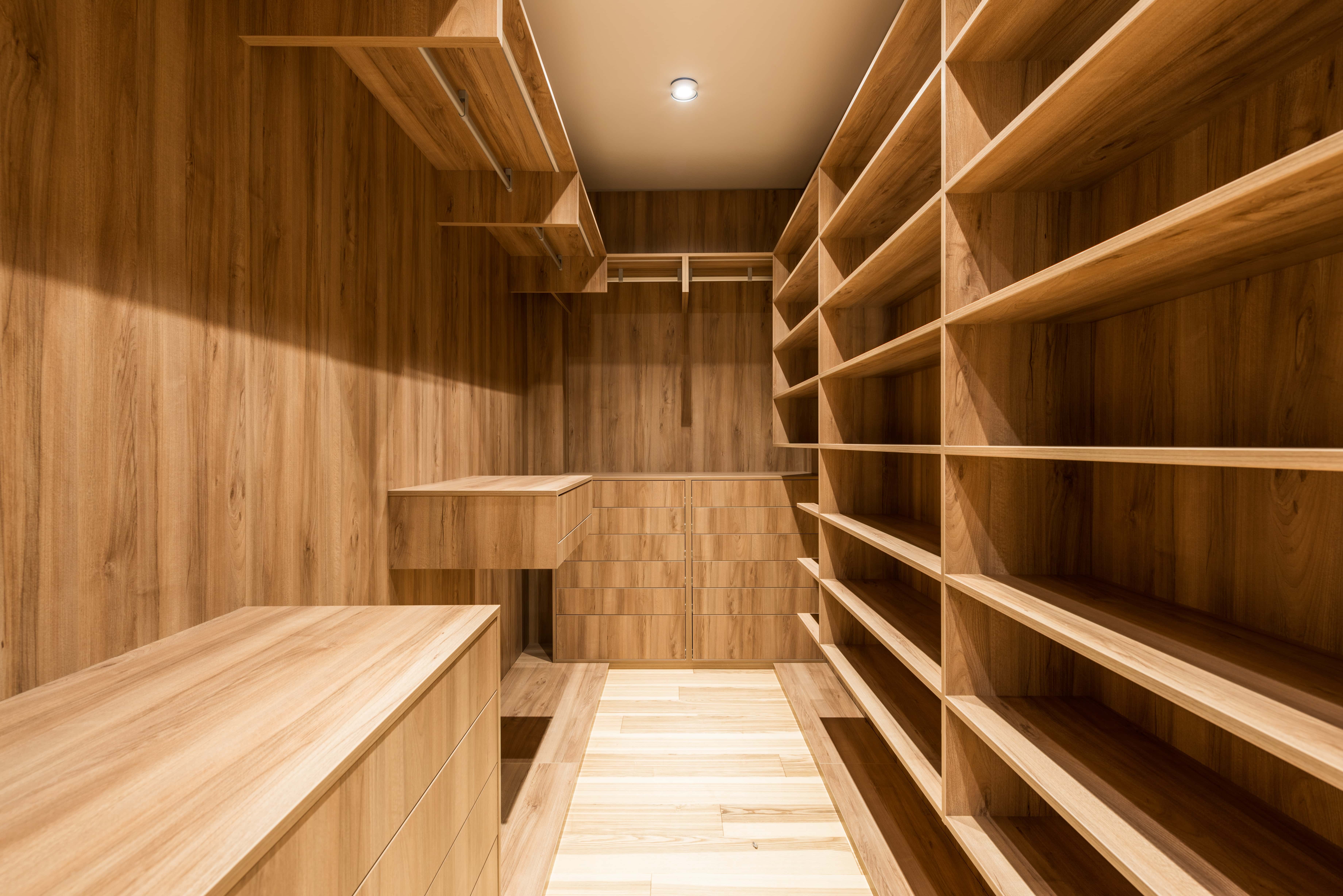 Moderner Kleiderschrank